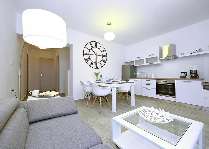 First Floor 公寓 *