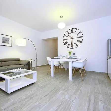 アパート First Floor